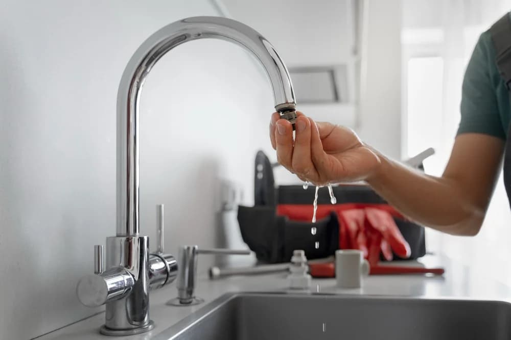 Illustration de l'article : Comment économiser de l'eau chez soi en milieu tropical ? - Découvrez des astuces simples et pratiques pour réduire efficacement votre consommation d'eau à La Réunion.